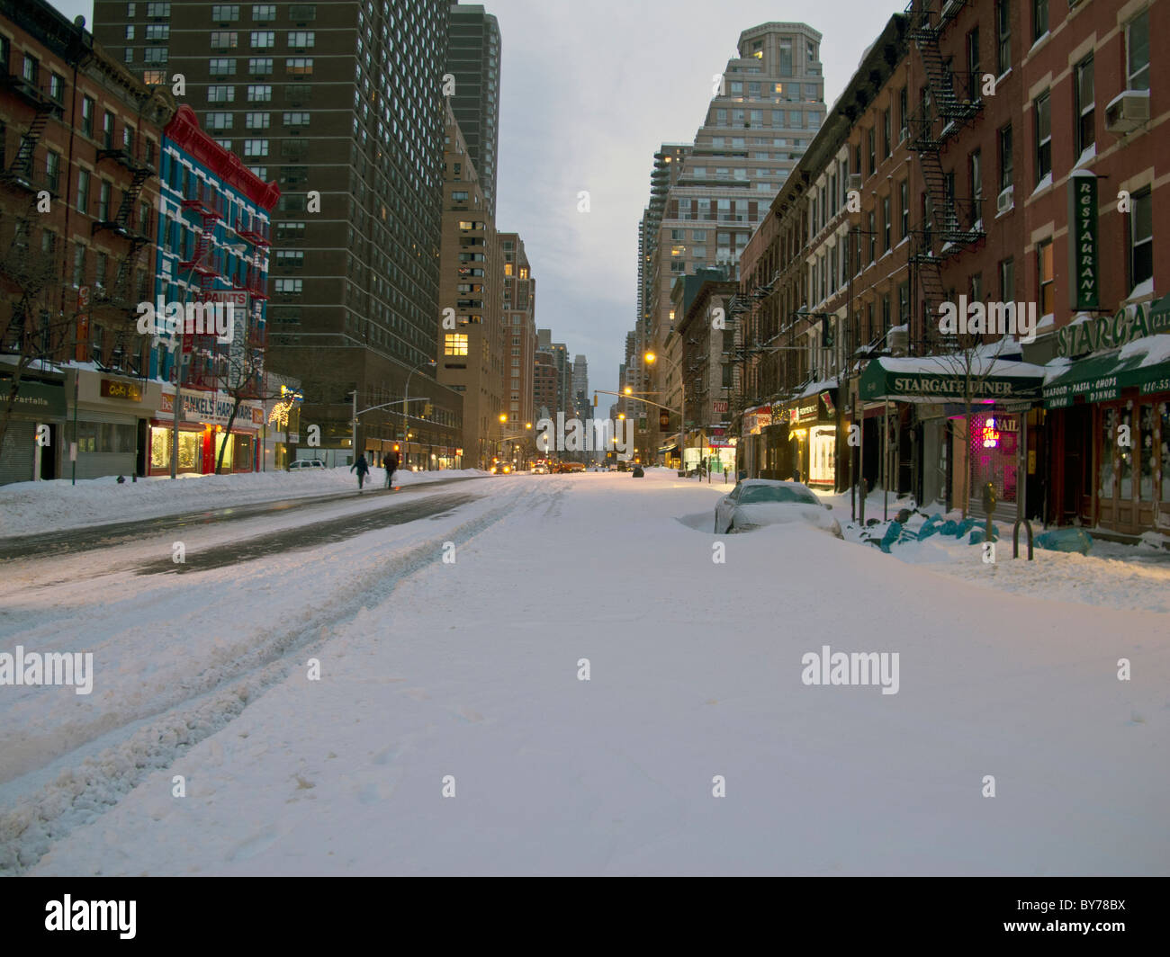 Dopo la tempesta di neve in New York City cars coperte di neve Foto Stock