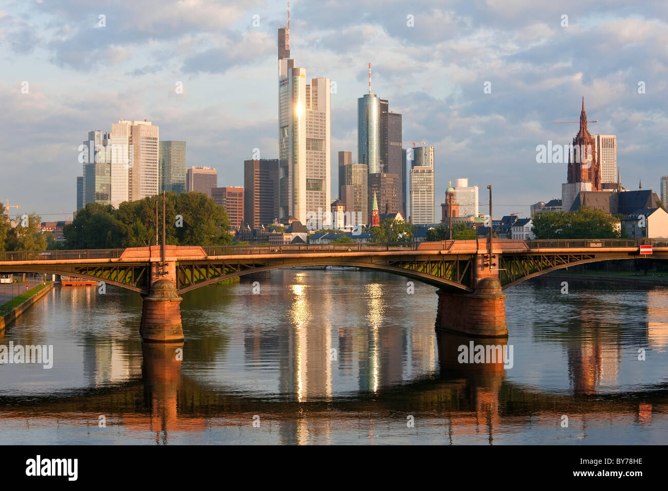 Skyline della città di Francoforte am Main Hessen Germania Foto Stock