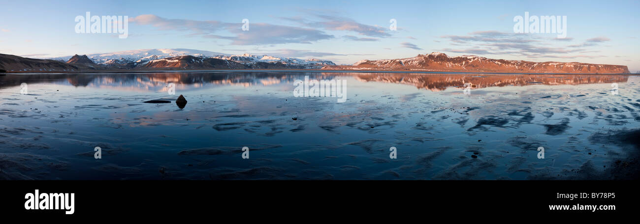 Estuario del fiume e montagna, Dyrholaey, nr Vik, Islanda Foto Stock