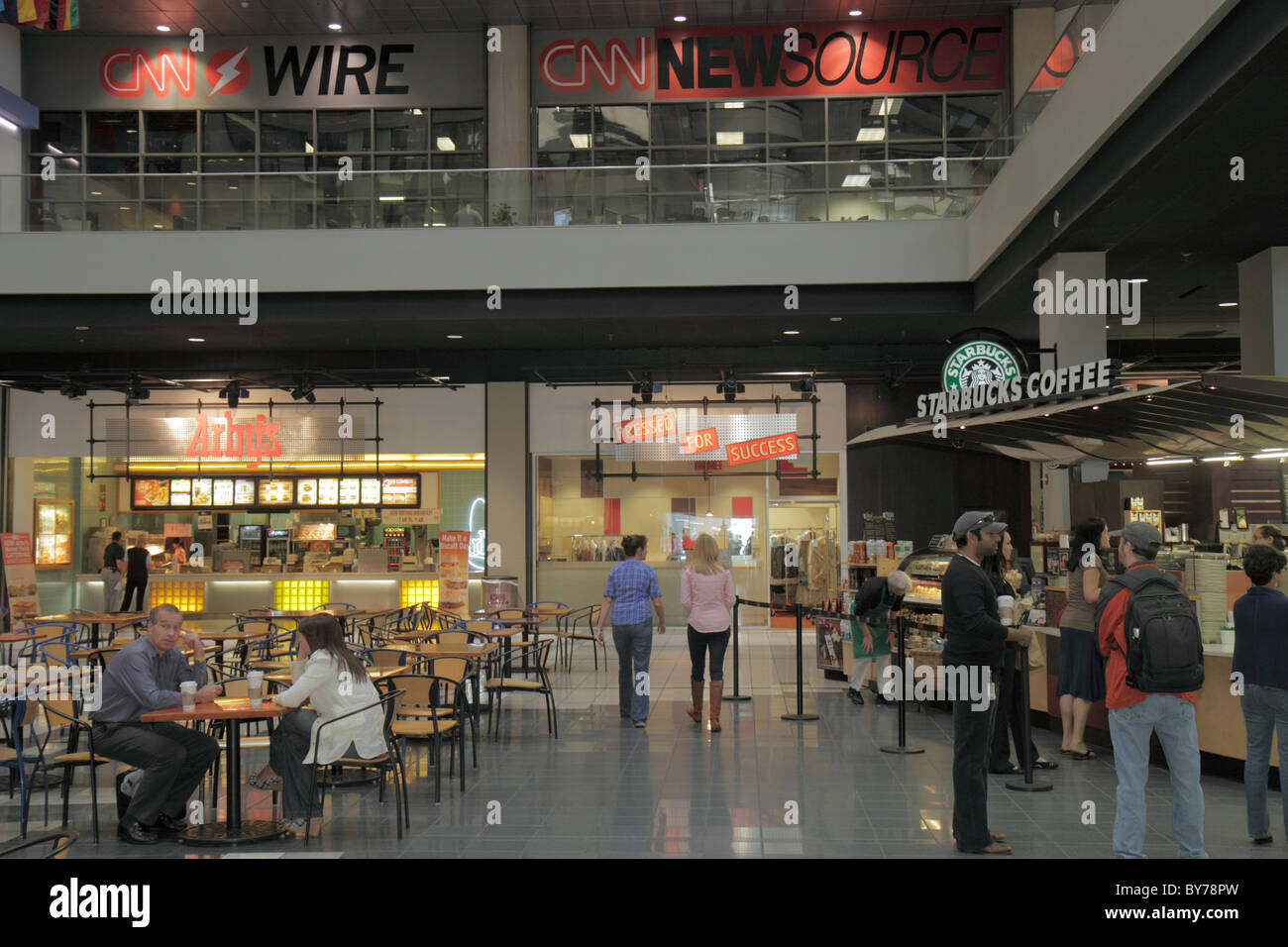 Atlanta Georgia, CNN Center, atrio, negozi, food Court plaza tavoli da tavola, ristorante informale, caffè, Starbucks Coffee, barista, Arby's, pranzo, fast food, franchising, ki Foto Stock