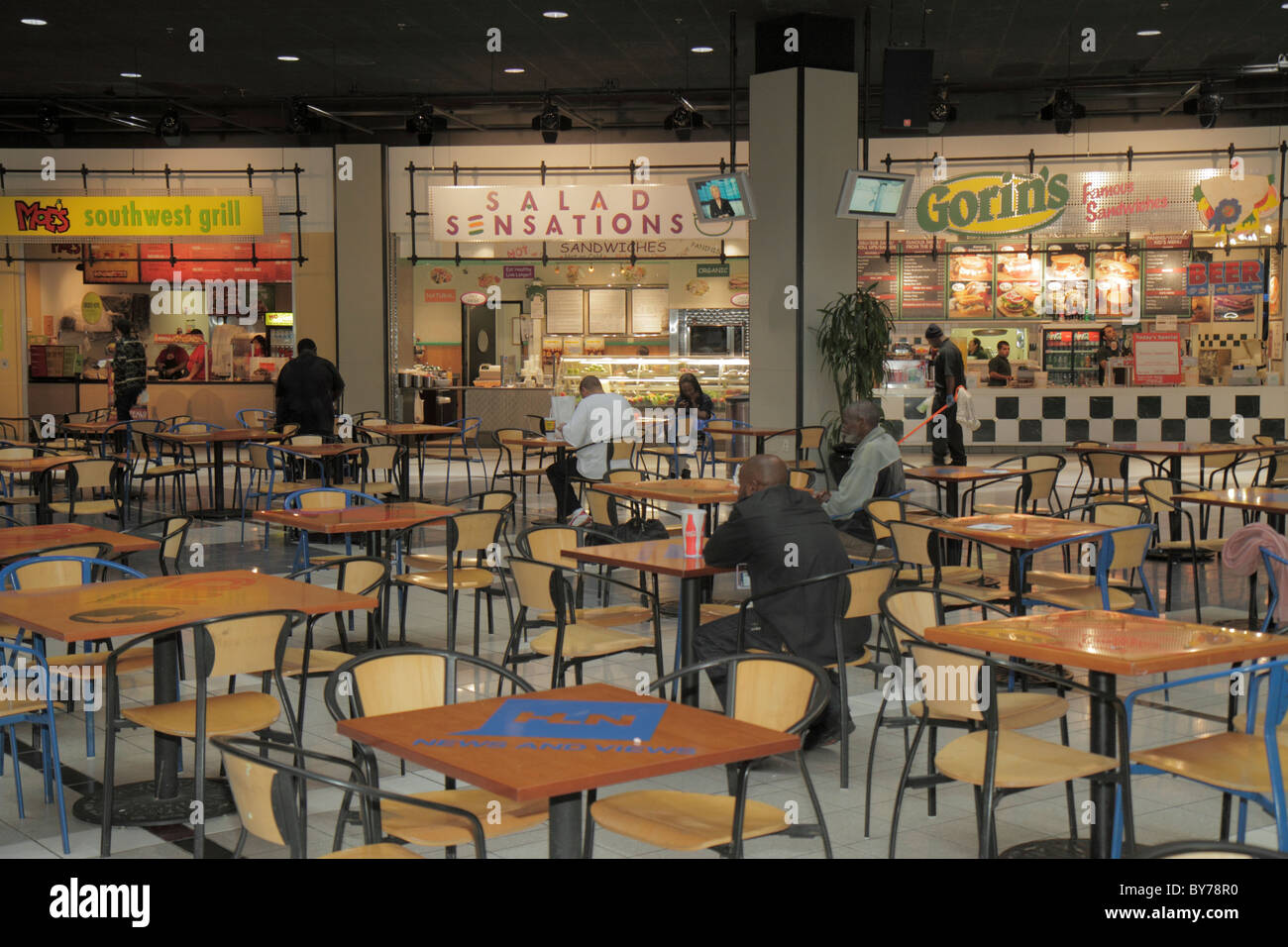 Atlanta Georgia, CNN Center, atrio, negozi, fast food Court plaza, Moe's Southwest Grill, sensazioni di insalata, paninoteca, tavolo, uomo nero maschio, cliente, Foto Stock