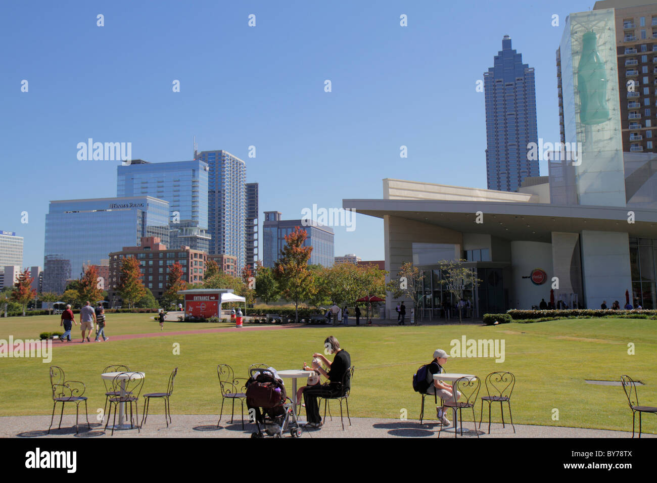Atlanta Georgia,Downtown,Pemberton Place,World of Coca Cola,prato,skyline,edificio,uomo uomo maschio,ragazzo ragazzi bambini Banca d'America Toweroutdoor,tab Foto Stock