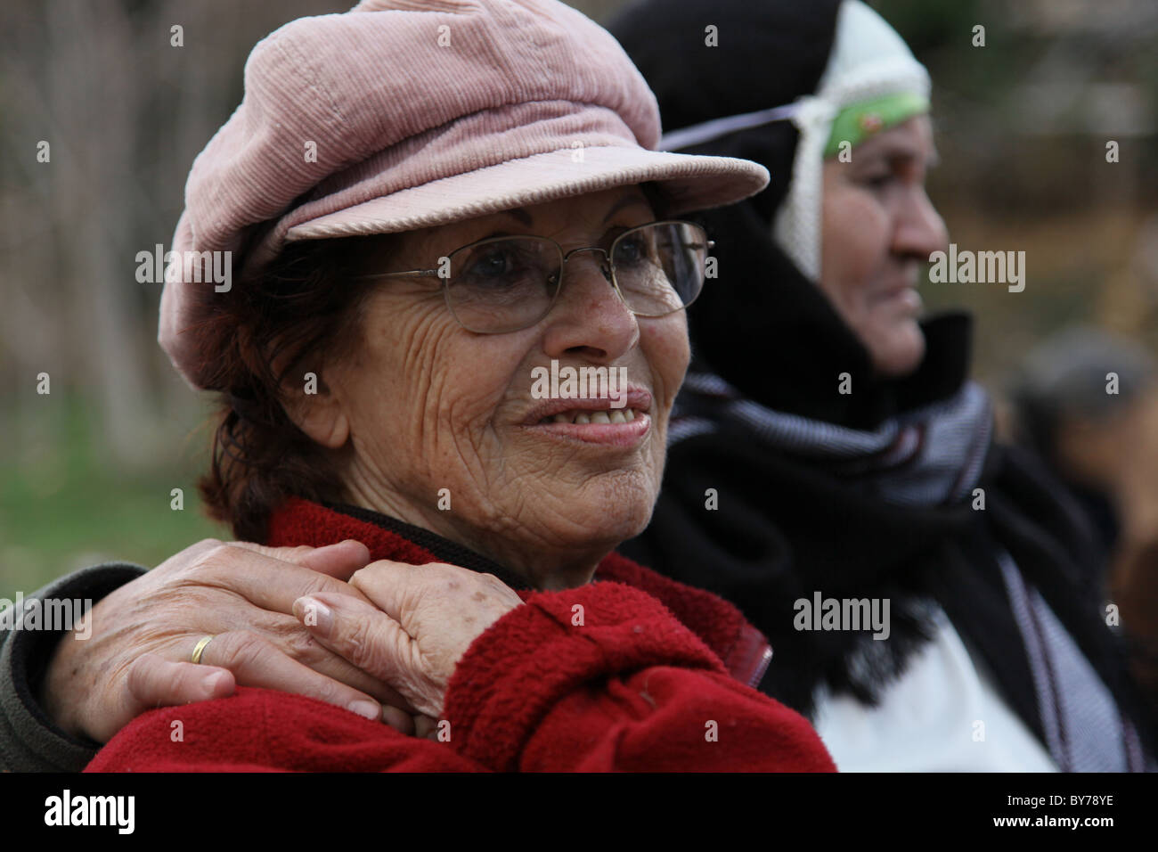 Una donna Palestinese tenendo la mano con un israeliano ebrea durante una riunione sociale organizzato dai genitori Circle-Families Forum (PCFF) un'organizzazione di base dei palestinesi e israeliani di famiglie che hanno perso i familiari a causa del conflitto tra israeliani e palestinesi. Gerusalemme ovest Israele Foto Stock