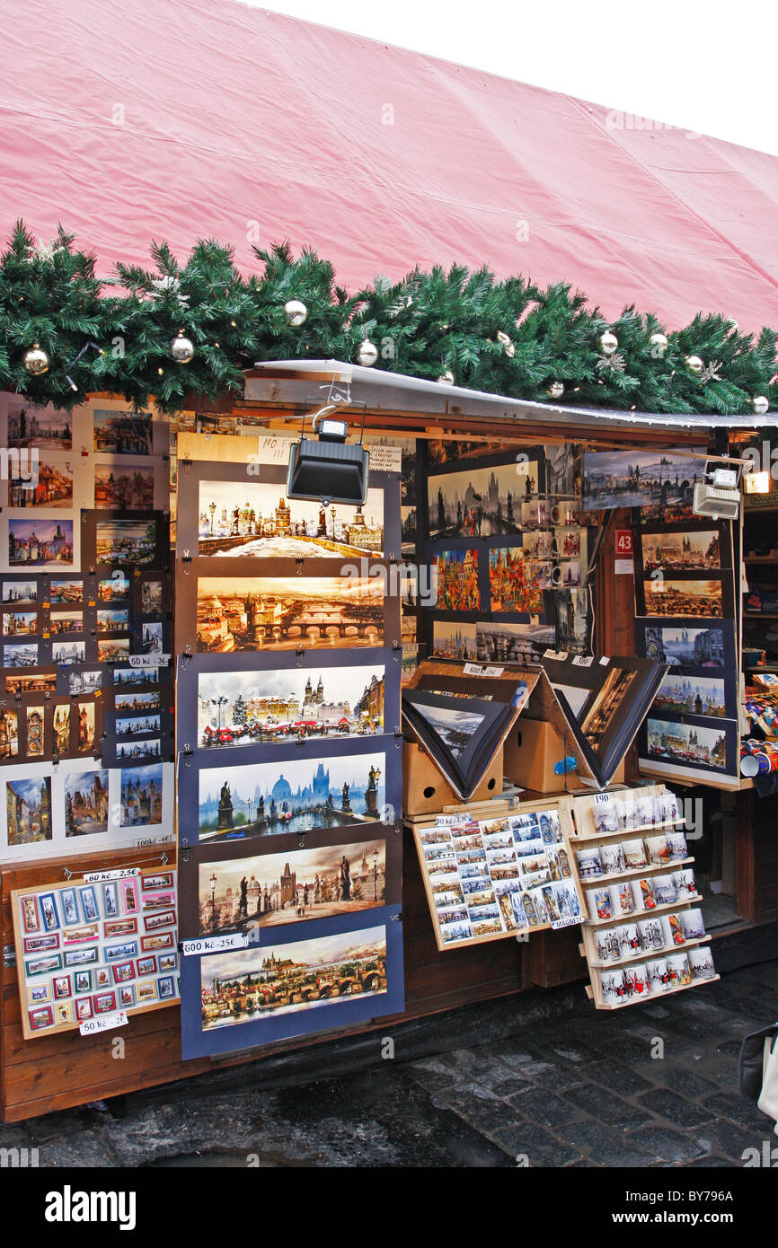 Gli artisti lavorano su un mercato in stallo a Praga,Repubblica Ceca. Foto Stock