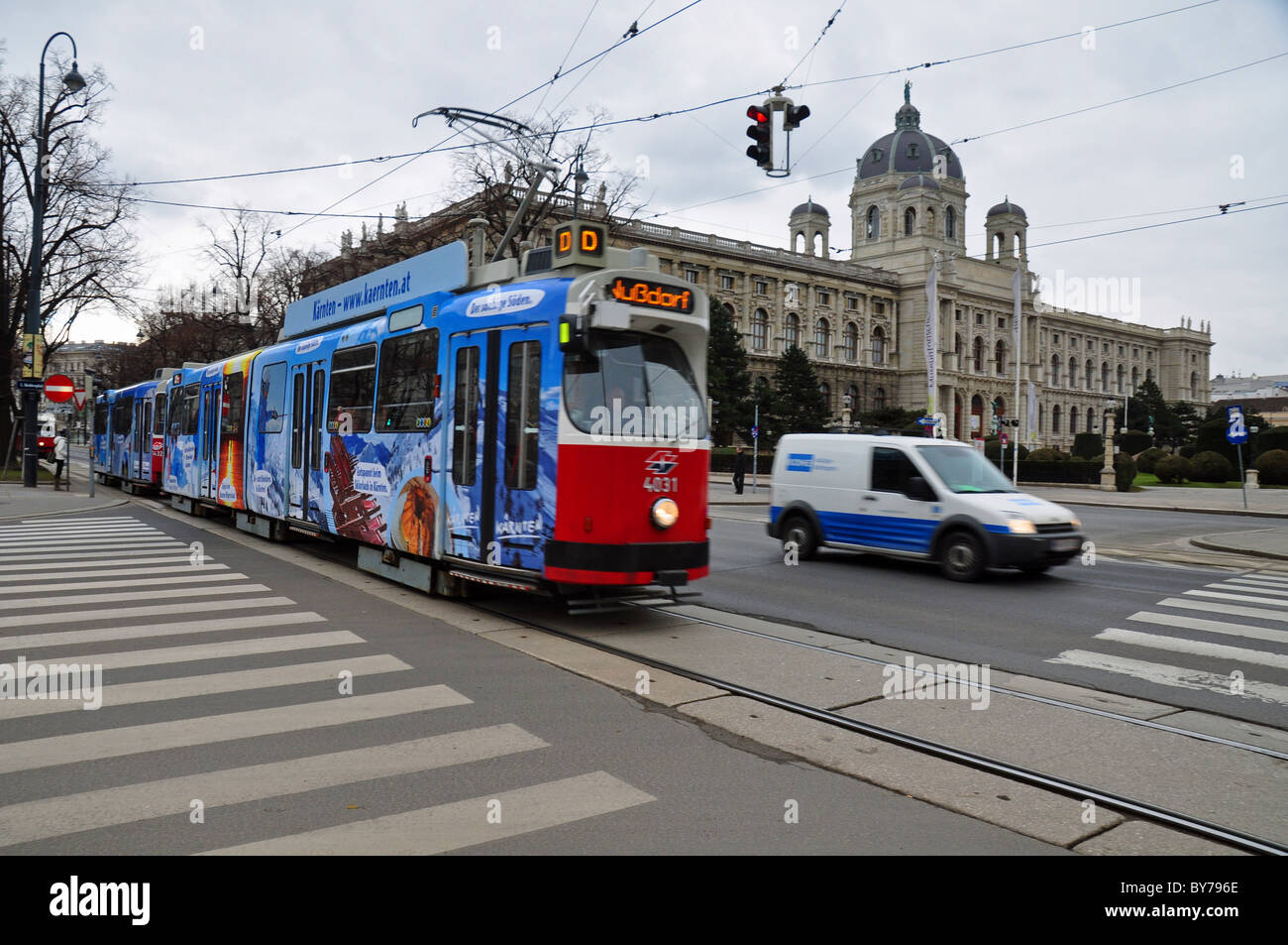 Vienna, Austria: tram in strada Foto Stock