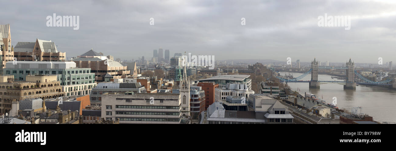 Panoramica della città di Londra che mostra la città di canary wharf e il Tower bridge Foto Stock