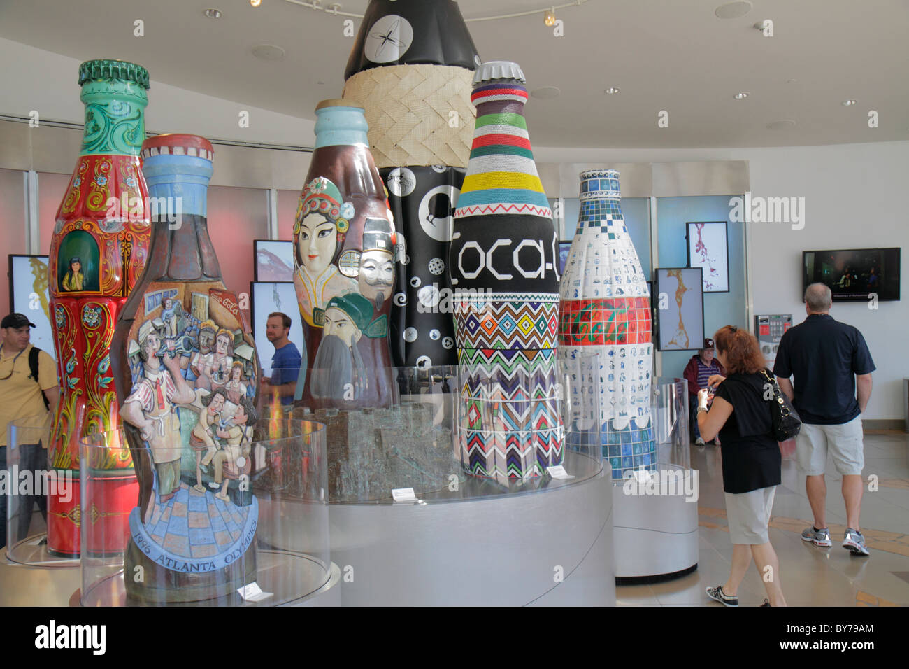 Atlanta Georgia,World of Coca Cola,Pemberton Place,museo aziendale,mostra collezione icone americane,tour lobby,bottiglie di coke decorate,mondo Foto Stock