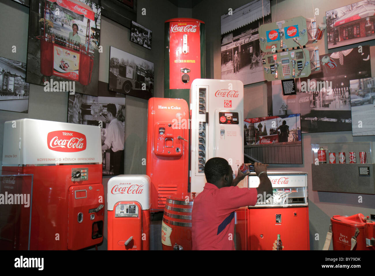 Atlanta Georgia,World of Coca Cola,Pemberton Place,museo aziendale,mostra collezione,vendita prodotti esposizione,americana,cimeli,hi Foto Stock