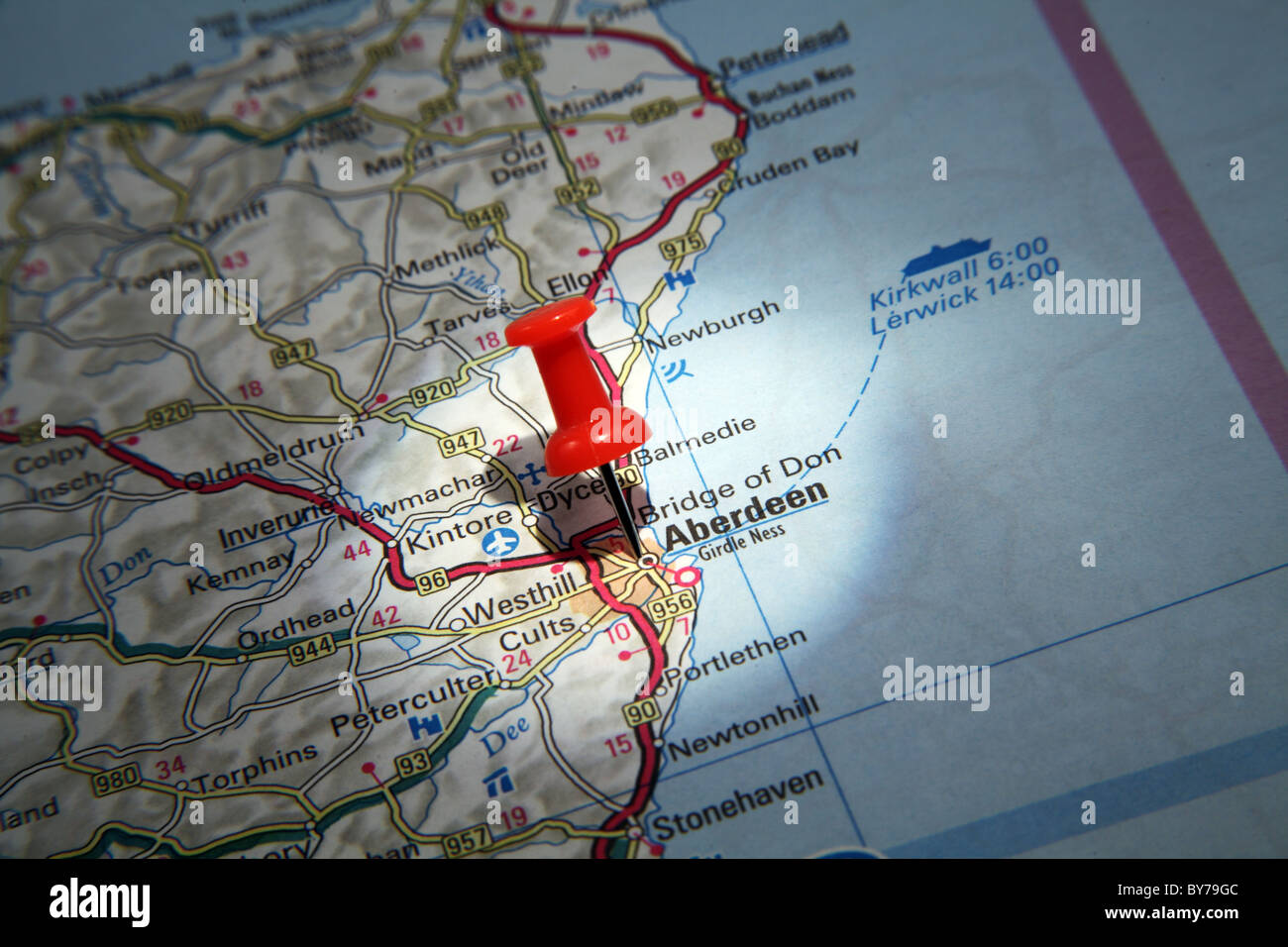 Mappa perno rivolto a Aberdeen, Scozia su una mappa stradale Foto Stock