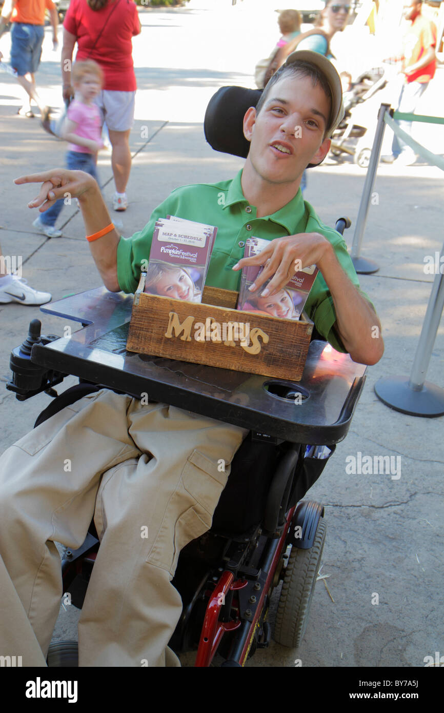 Atlanta Georgia,Stone Mountain Park,disabili esigenze speciali,paraplegico,teen maschile,teen teenager teenager teenager,sedia a rotelle elettrica,ADA. Lavoro,mappa, Foto Stock