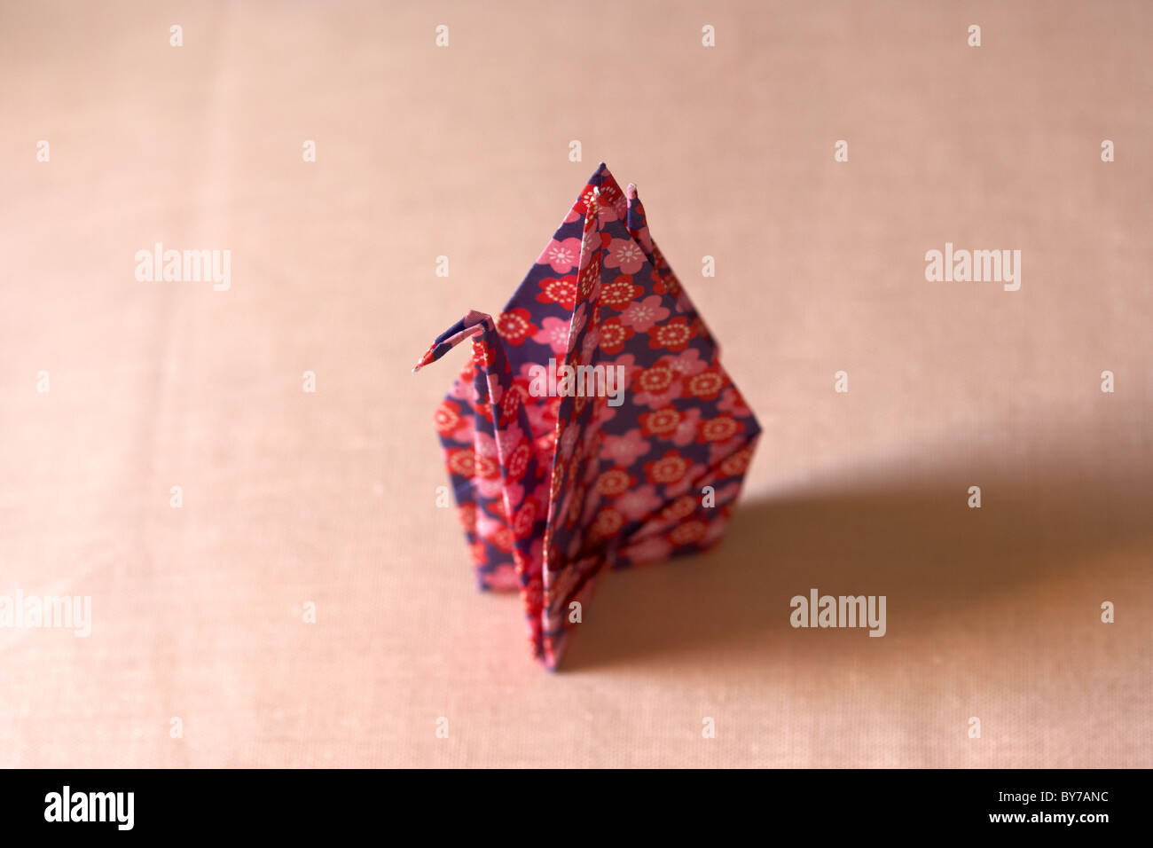 Origami cigno come preparato in hotel giapponese appoggiata su di un cuscino di hotel Foto Stock