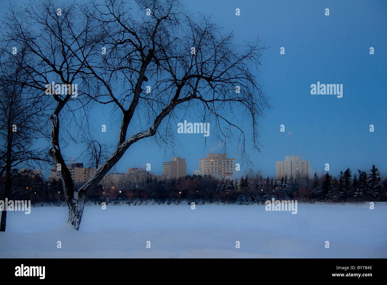 Un buio freddo inverno di giorno in un lago ghiacciato di Regina, Canada Foto Stock