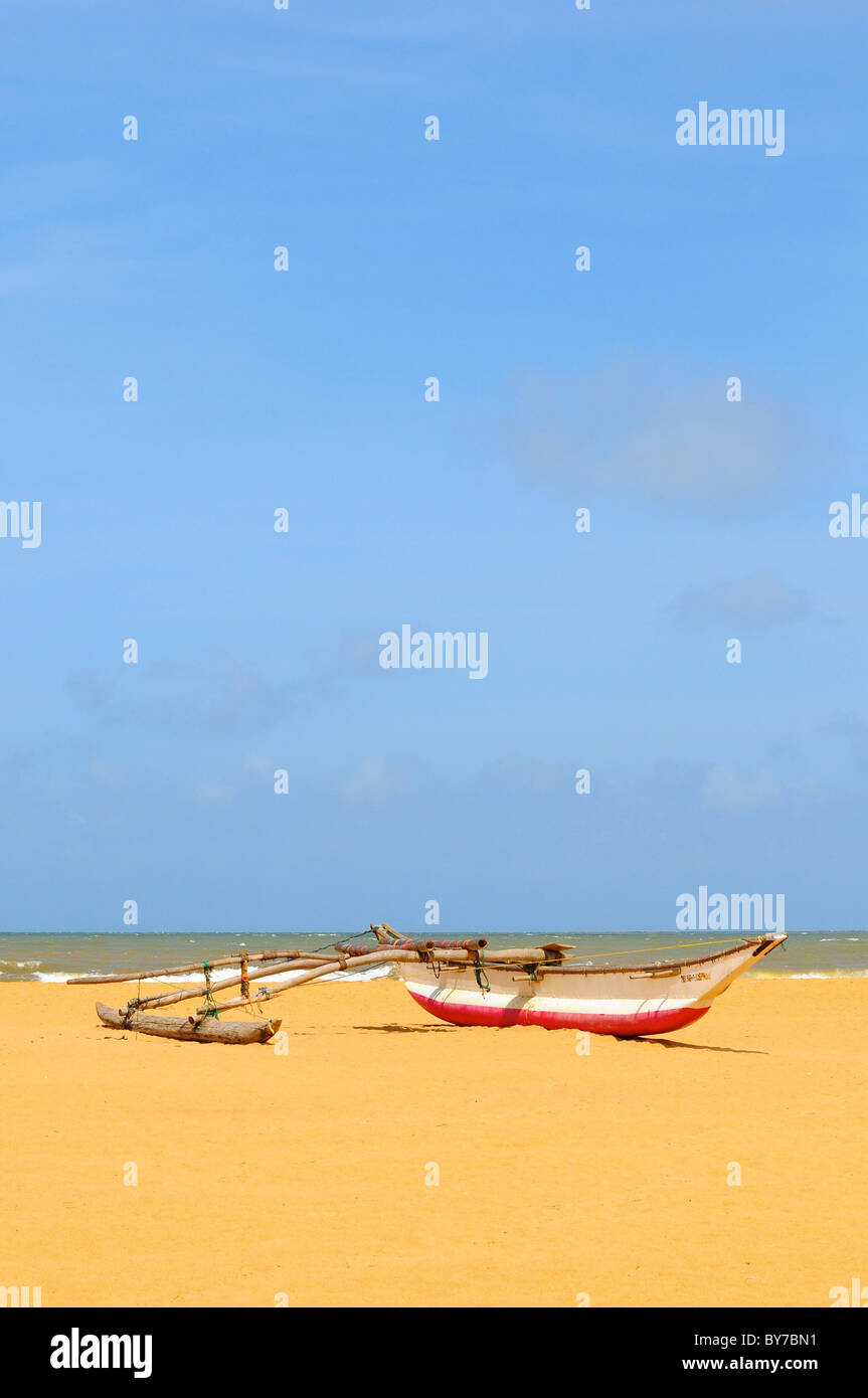 Barche di pescatori sulla spiaggia di Negombo, Sri Lanka Foto Stock