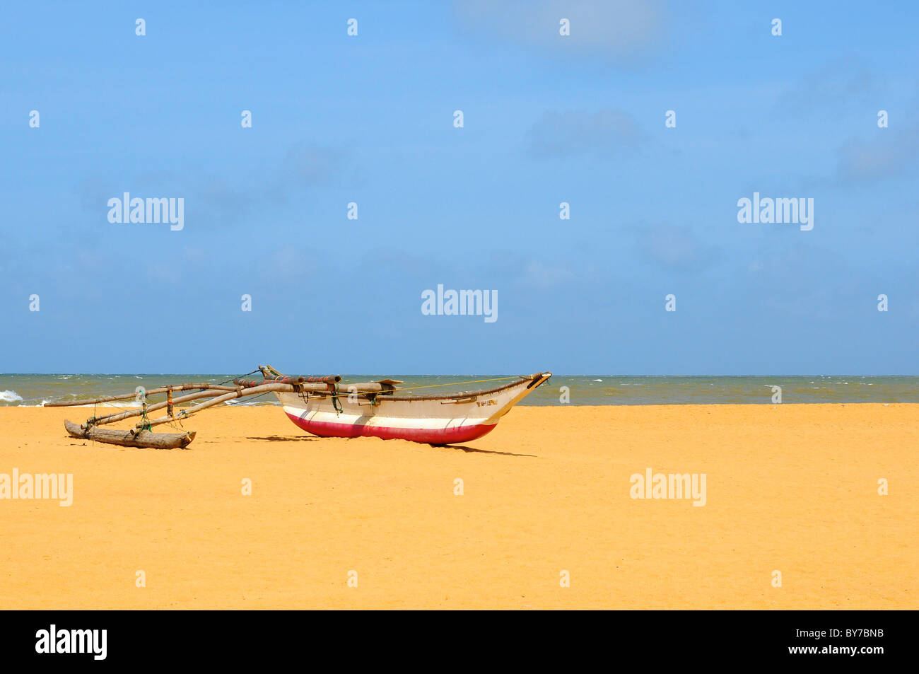 Barche di pescatori sulla spiaggia di Negombo, Sri Lanka Foto Stock
