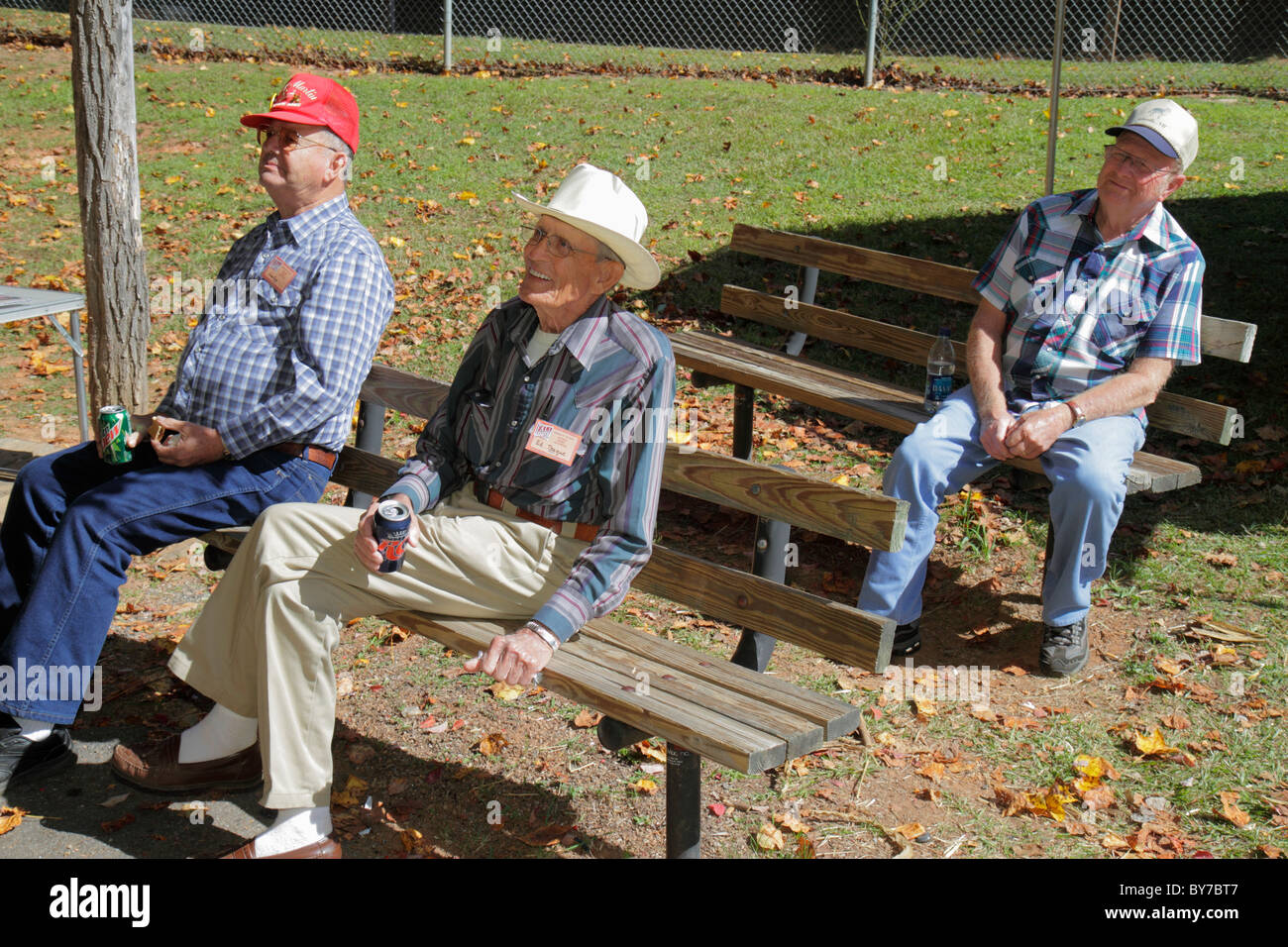 Georgia,Georgia,Sud,Hiawassee,Georgia Mountain Fairgrounds,Fall Festival,Southern Appalachian Heritage,folklore,rurale,panca,visitatore,relax,riposo,drin Foto Stock