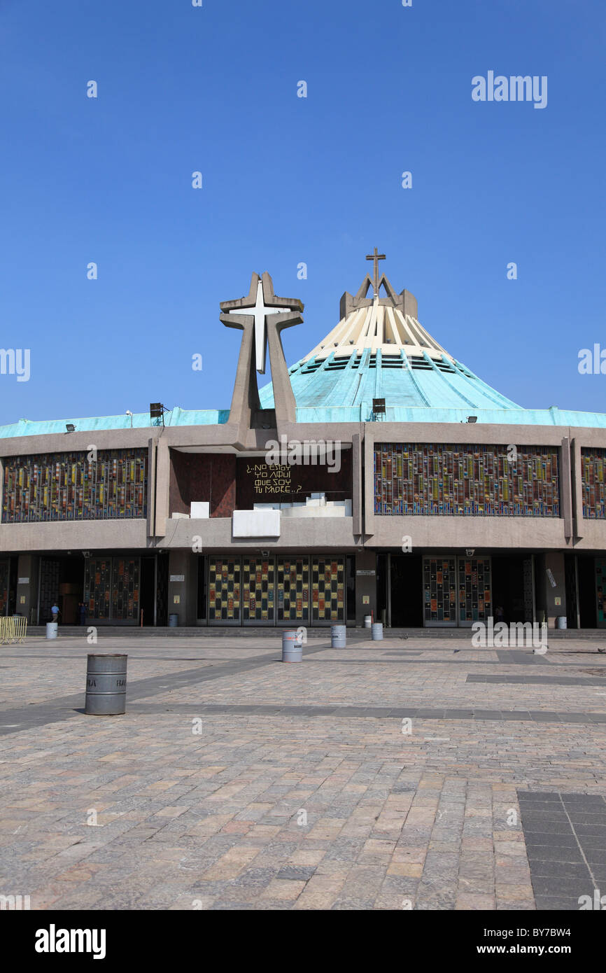 La moderna o nuova Basilica di Nostra Signora di Guadalupe il più visitato santuario Cattolico nelle Americhe a Città del Messico Foto Stock