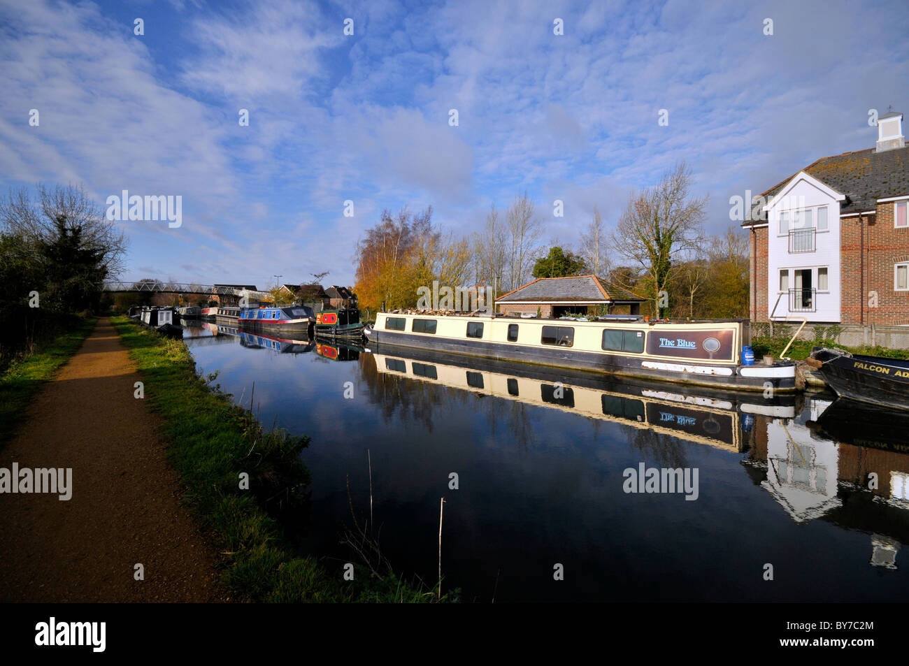 Aldermaston Padworth Kennett Avon Canal Berkshire REGNO UNITO di bloccaggio ponte di sollevamento manutenzione barche Narrowboats Appartamenti Foto Stock