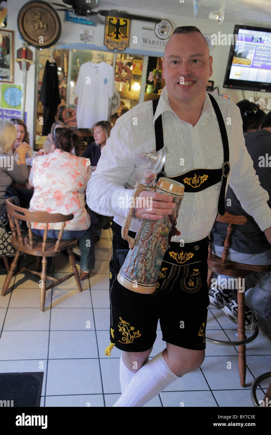 Georgia Helen, villaggio alpino tedesco a tema, Octoberfest, Oktoberfest festival, bar lounge pub, birra, uomo maschio, stein, Lederhosen, sospensori, eccesso, alcol Foto Stock