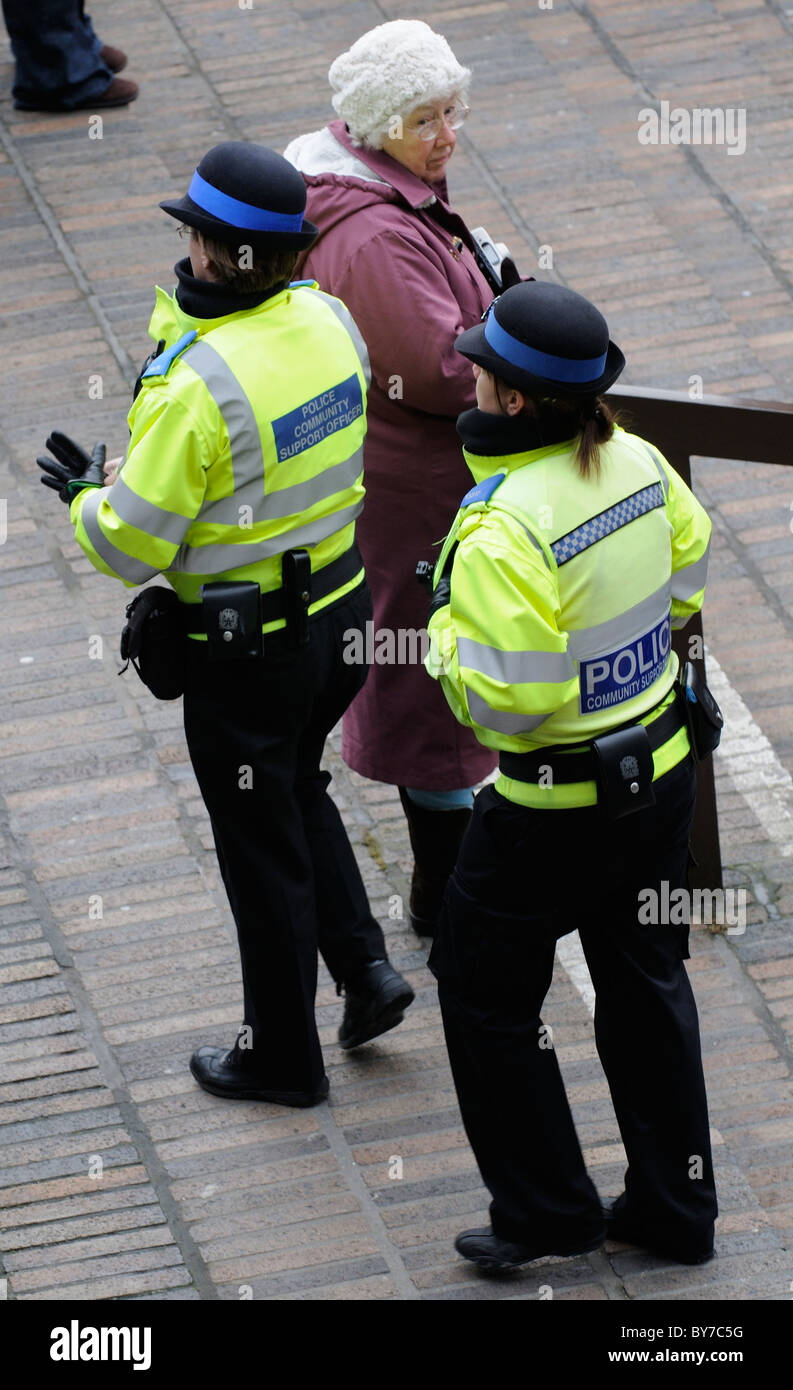 Polizia femminile funzionari della Comunità in servizio a Portsmouth Inghilterra PANORAMICA DEL REGNO UNITO Foto Stock