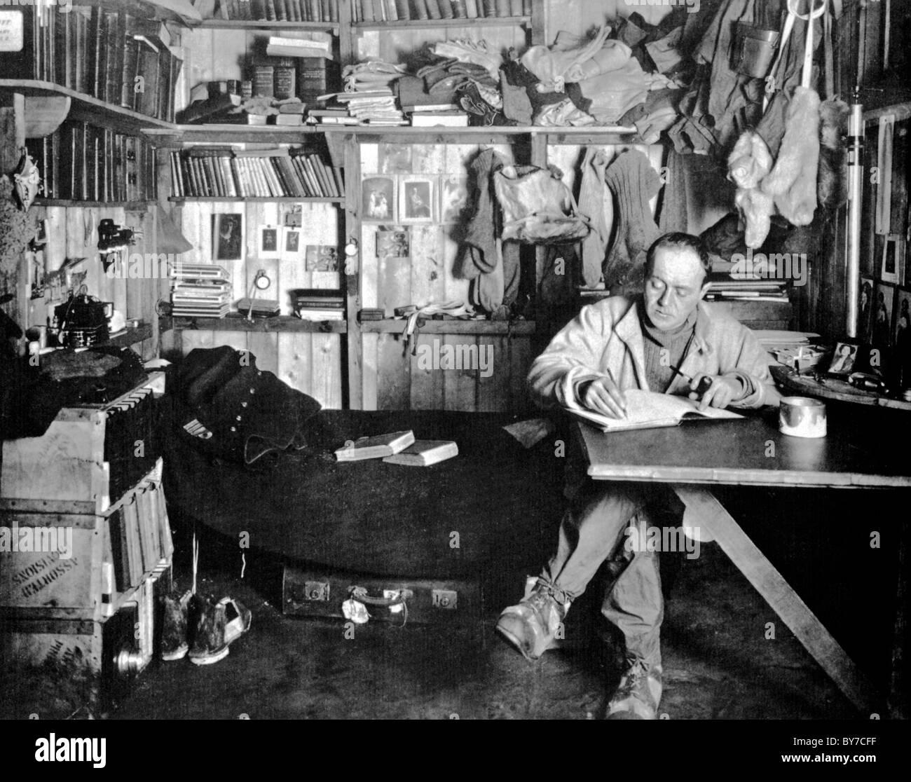 ROBERT FALCON SCOTT (1868-1912) Royal Navy office e Antartico explorer a scrivere il suo diario in baita a Cape Evans nel 1911 Foto Stock