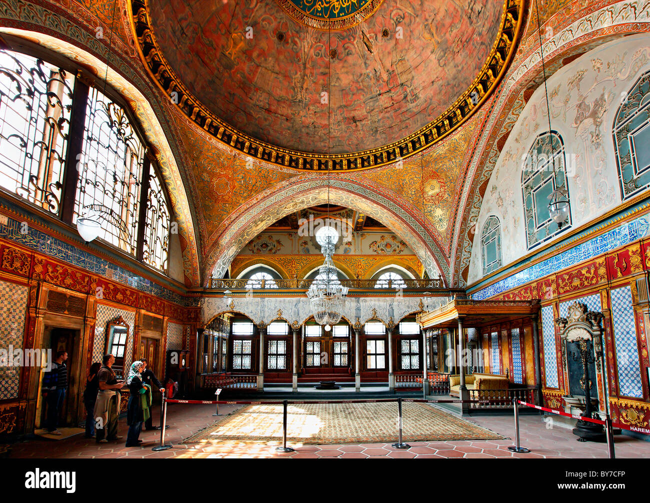Il sistema imperiale (Sultan's) hall all'Harem del Palazzo Topkapi, Istanbul, Turchia Foto Stock