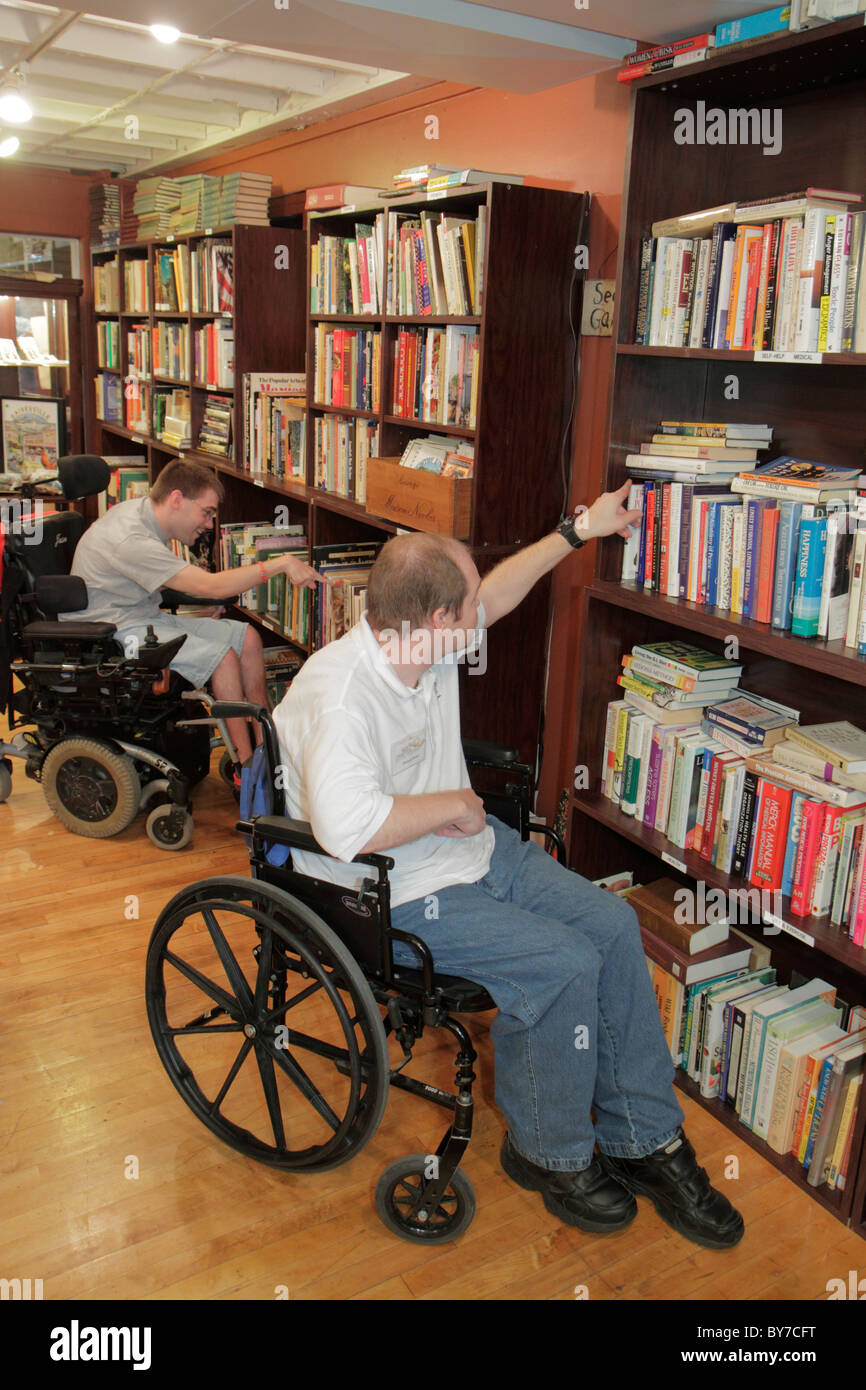 Georgia Gainesville,Main Street Market building,Next Chapter Book Store,libreria,librai,libri usati,libri,scaffali,uomo uomo maschio,disabili handi Foto Stock