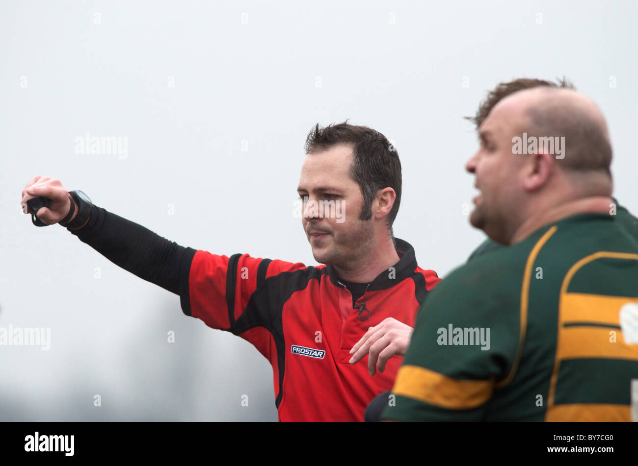 Rugby Arbitro dando istruzioni Foto Stock