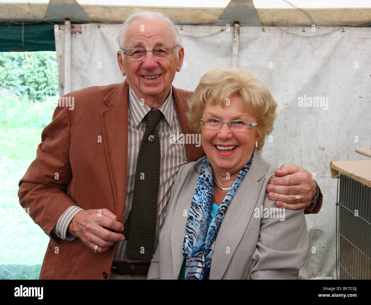 Una coppia in pensione godendo una giornata fuori a Bakewell Show. Foto Stock