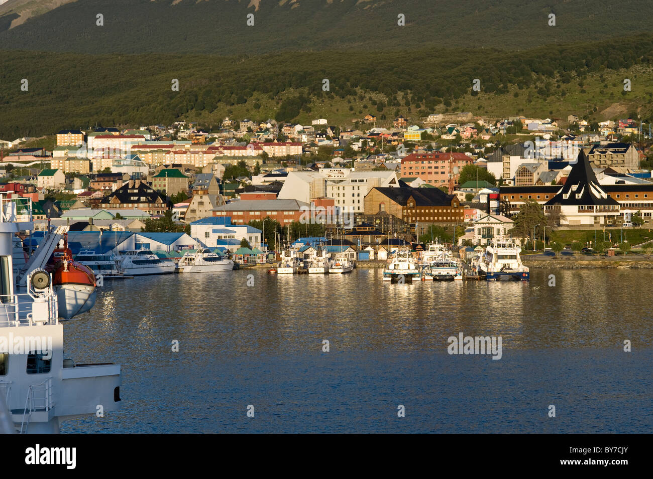 Ushuaia e marziale mountain range vista dal Canale del Beagle, la mattina presto, la Tierra del Fuego Provincia, Argentina Foto Stock
