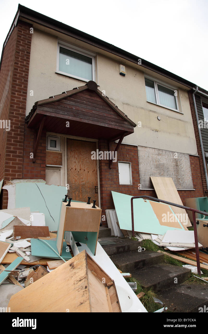 Un vuoto di casa consiglio su un alloggio sociale estate in St Ann's, Nottingham, Inghilterra, Regno Unito Foto Stock