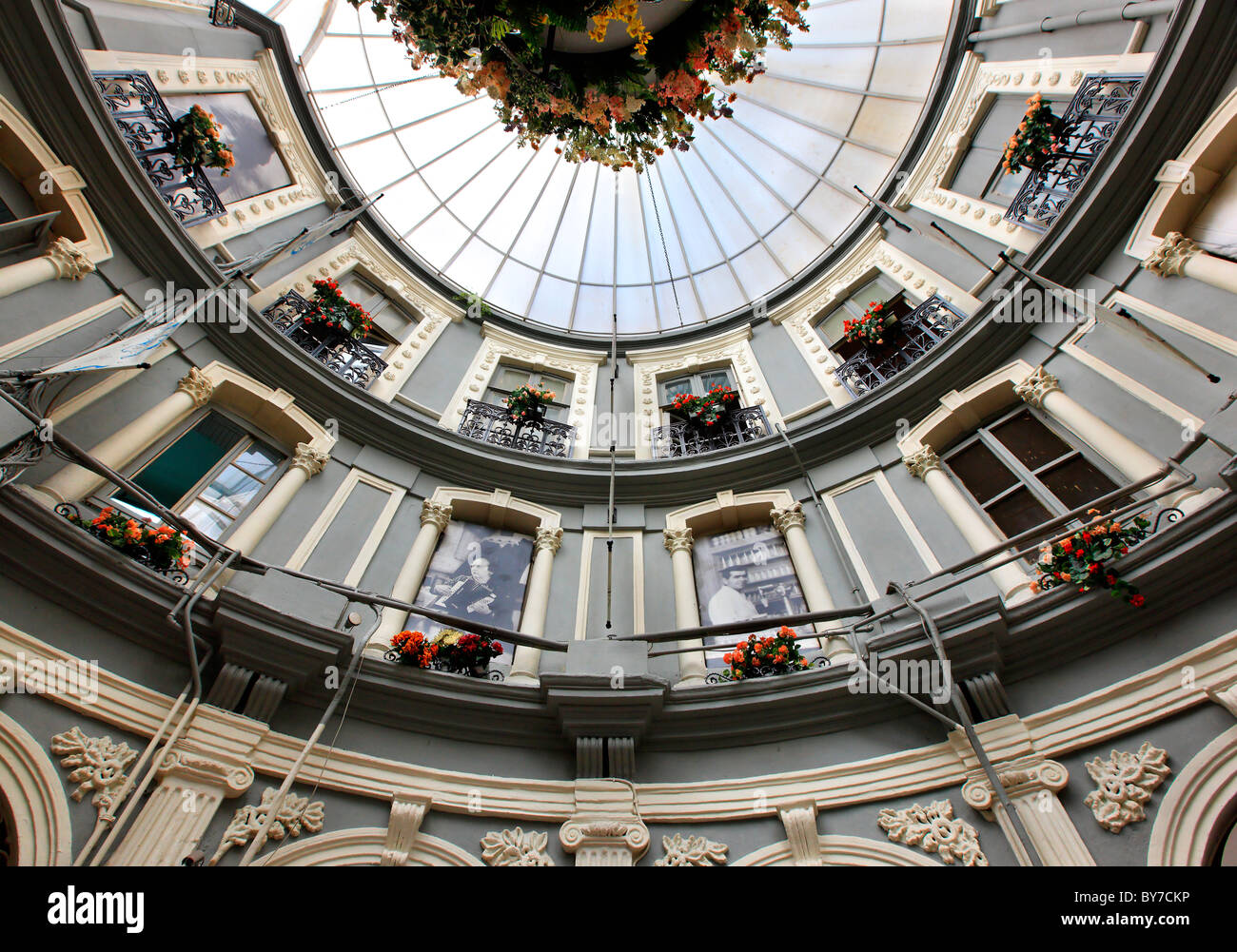 Foto dal bordo di un arco, del 'Çiçek Pasaji ' ("Flower Passage") su Istiklal street ("caddesi'), Beyoglu, Istanbul Foto Stock