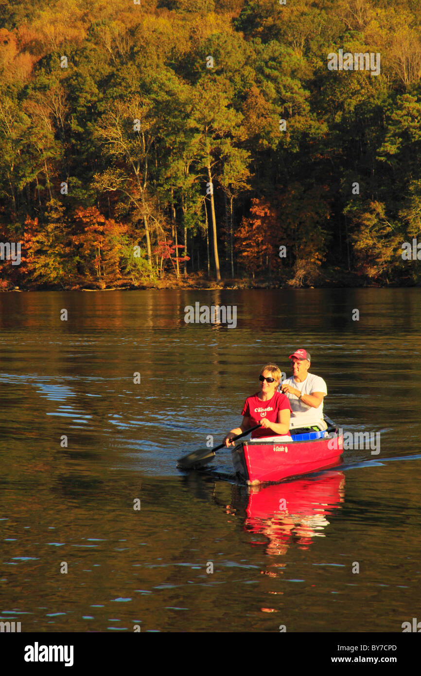 Giovane canoismo presso Town area torrente, Lake Guntersville Resort parco statale, Guntersville, Alabama, STATI UNITI D'AMERICA Foto Stock