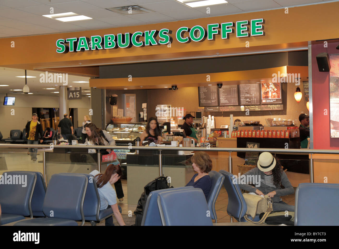 Atlanta Georgia,ATL,Hartsfield Jackson Atlanta International Airport,cafe,Starbucks Coffee,barista,coffee shop,catena,azienda,bancone,Black Blacks Afri Foto Stock