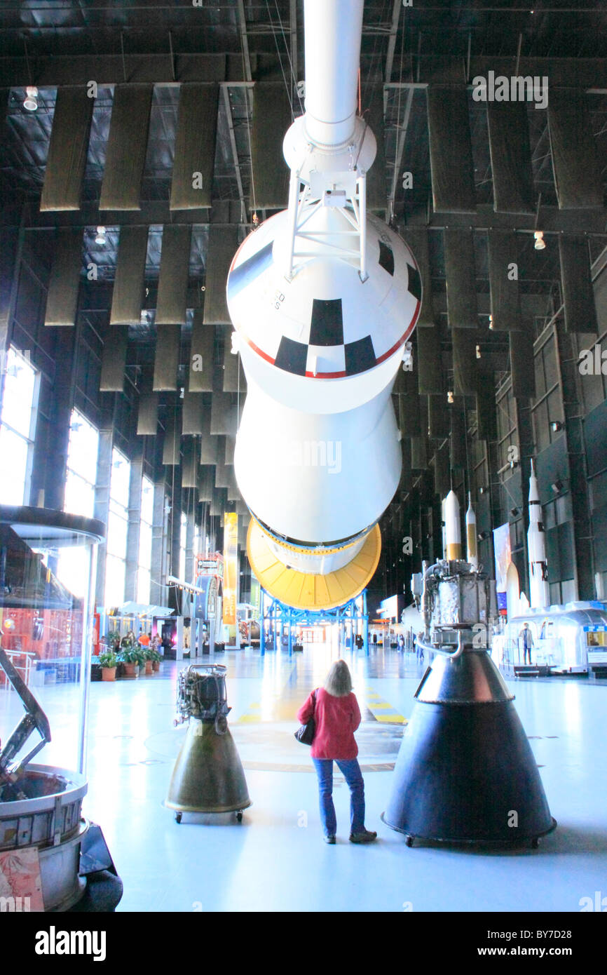Visitatore guarda Saturn V Rocket presentano, U.S. Space & Rocket Center di Huntsville, Alabama, STATI UNITI D'AMERICA Foto Stock