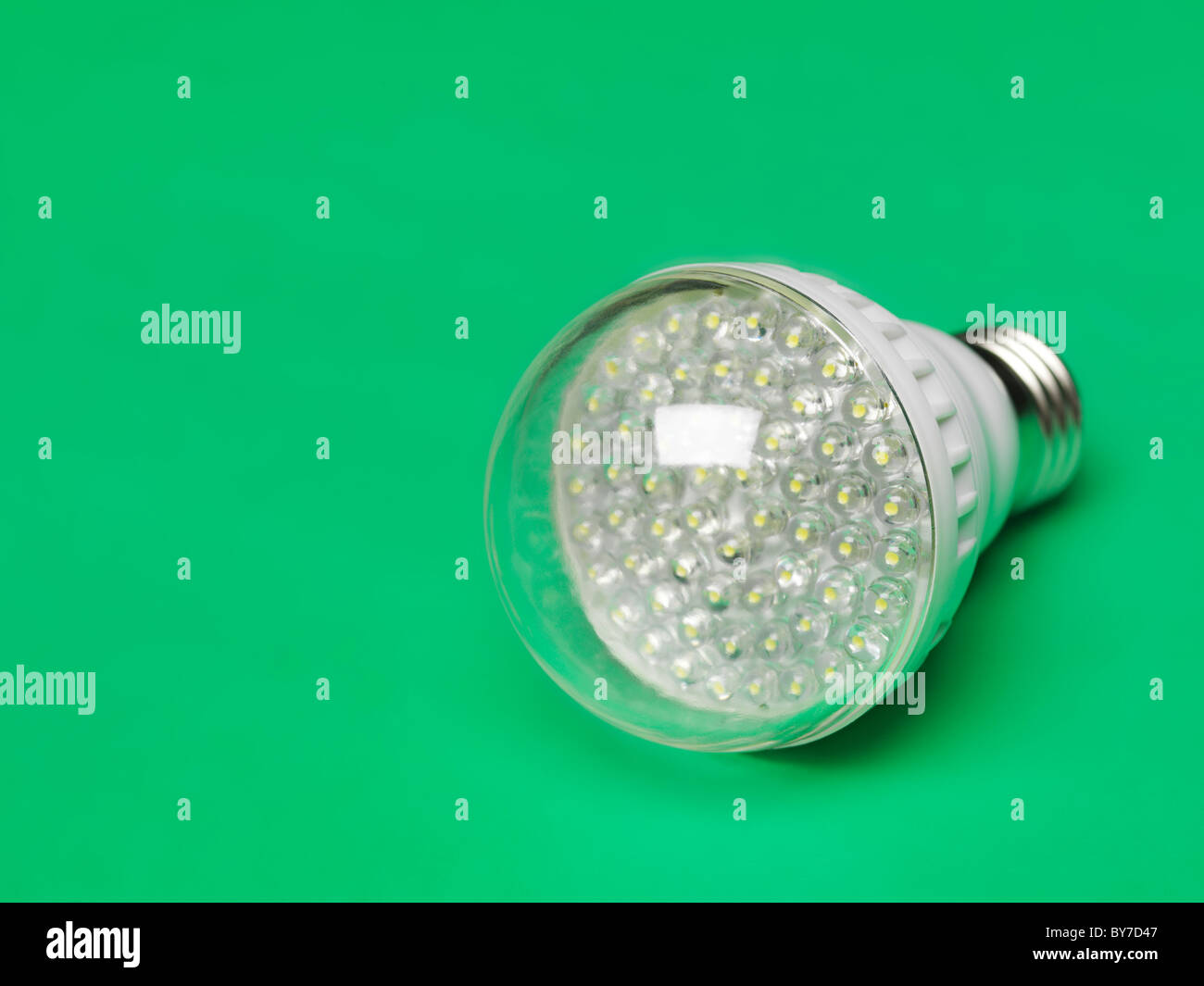 Luce LED lampadina. Luce a risparmio energetico sorgente. Isolato su sfondo verde. Foto Stock