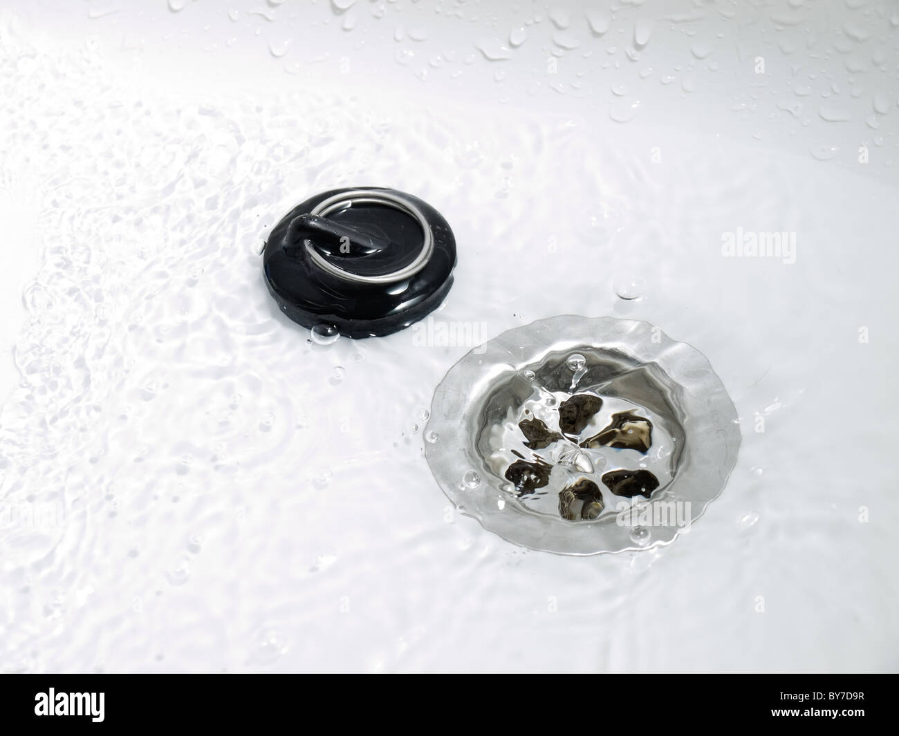 Immagine concettuale che descrive il consumo eccessivo di risorse naturali come acqua fresca. Foto Stock