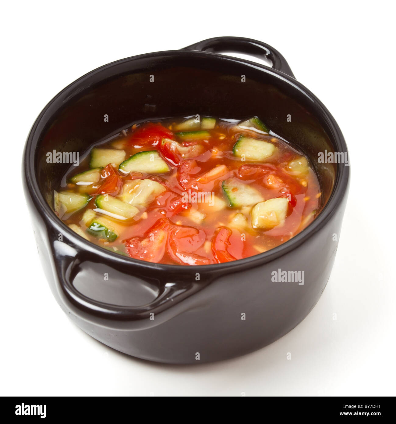 Salsa piccante in piccoli ghisa nera che serve pot. Foto Stock