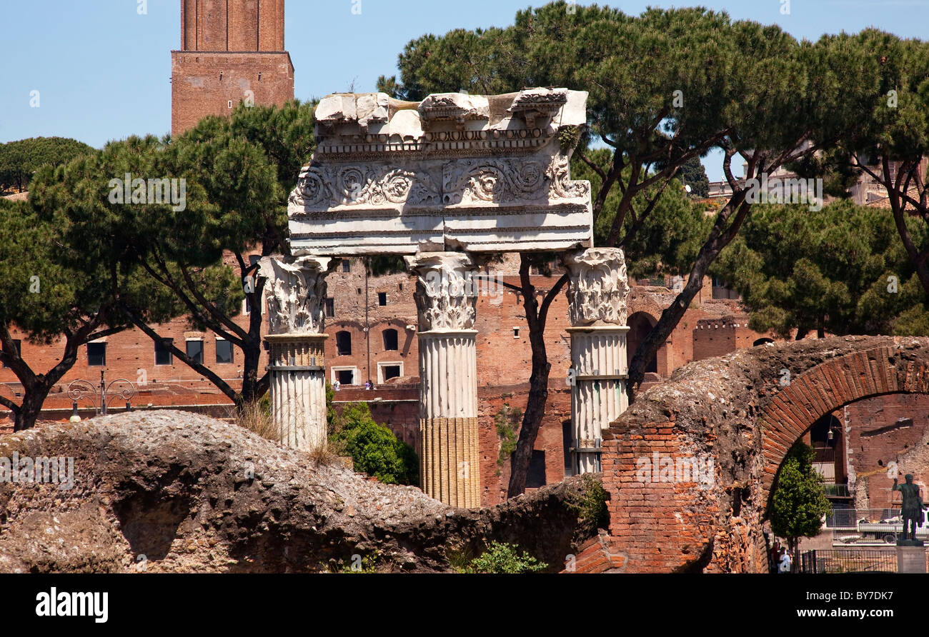 Forum di Giulio Cesare, Traiano Mercato in background Roma Italia Foto Stock