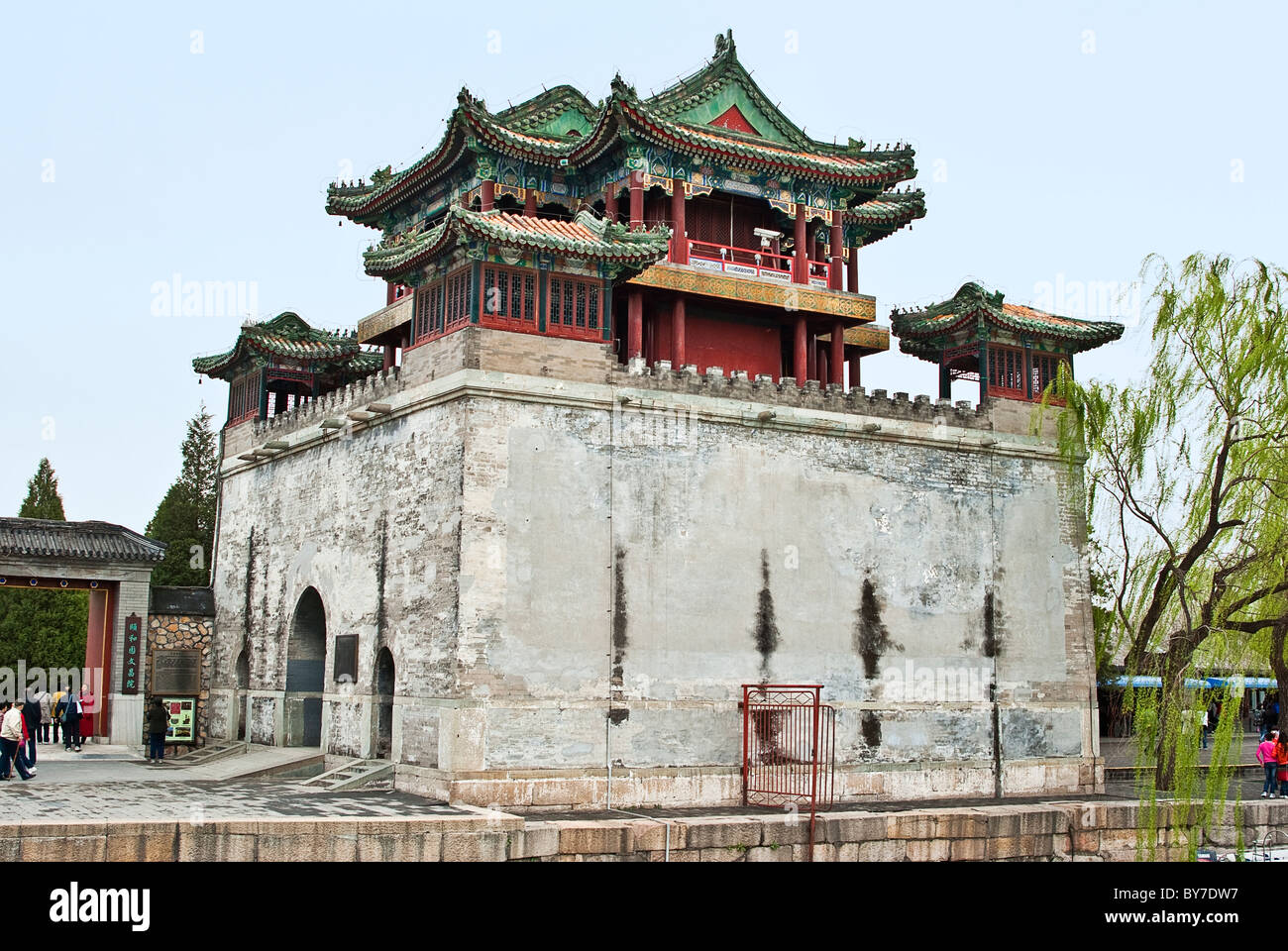 Asia, Cina Pechino. Wenchang torre presso il Palazzo Estivo. Foto Stock