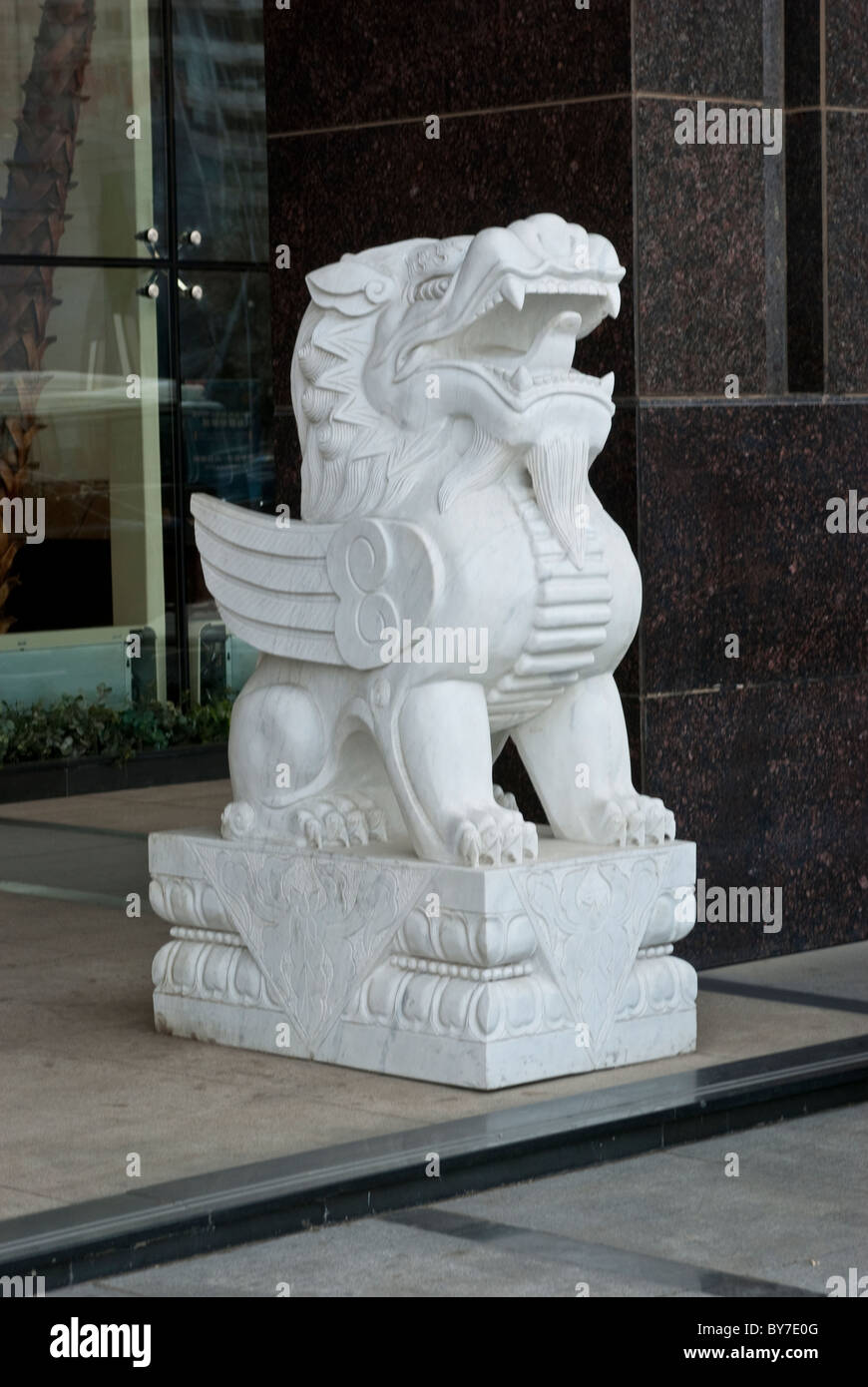 Asia, Cina Pechino. Leone alato statua al Grand lucernario Catic entrata dell'Hotel. Foto Stock