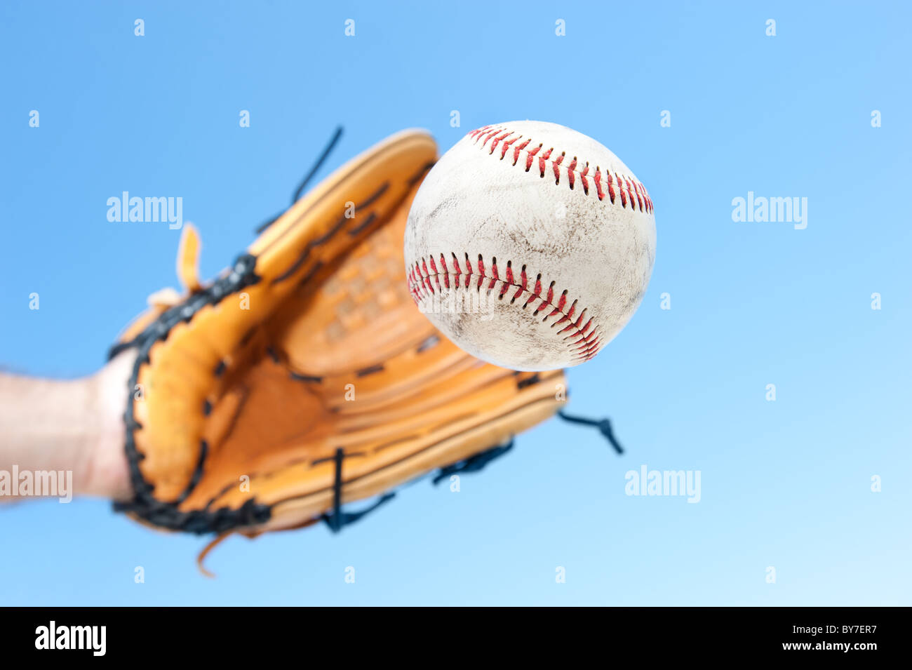 Un giocatore di baseball e outfielder si prepara a prendere un volo palla. Foto Stock