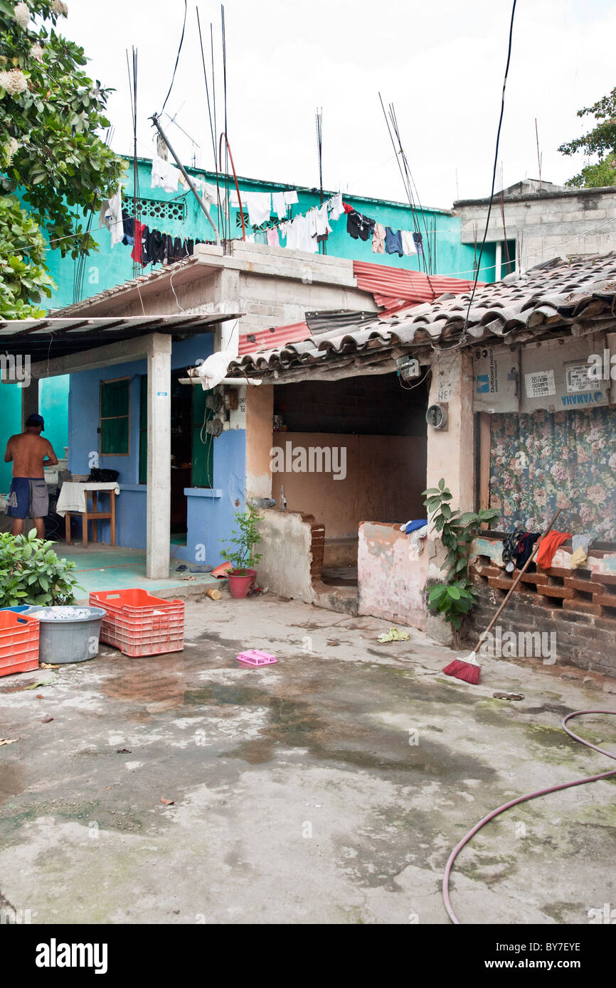 Piccolo messicano modeste case di villaggio rifinito con dipinto luminosamente gesso & addobba con biancheria in asciugatura Puerto Angel Messico Foto Stock