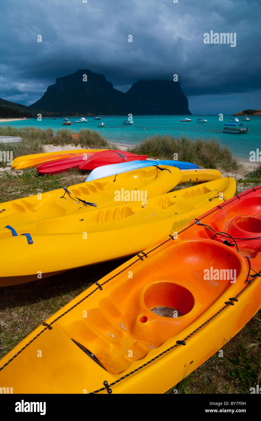 Canoe sulla spiaggia della laguna, Isola di Lord Howe Foto Stock