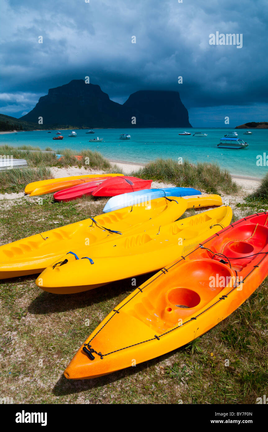 Canoe sulla spiaggia della laguna, Isola di Lord Howe Foto Stock