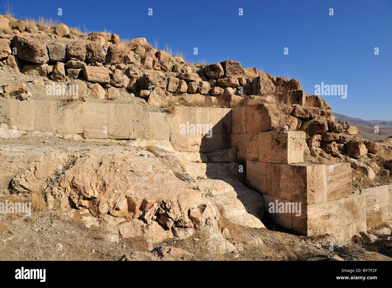 Mura ciclopiche Çavustepe Kalesi, Urartu fortezza costruita (764-735 a.C.), vicino a Van, Turchia 100926 37100 Foto Stock