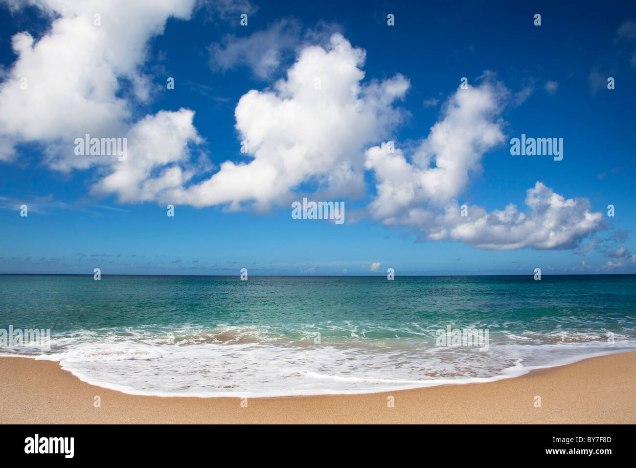 Cielo blu chiaro e una bellissima spiaggia Foto Stock