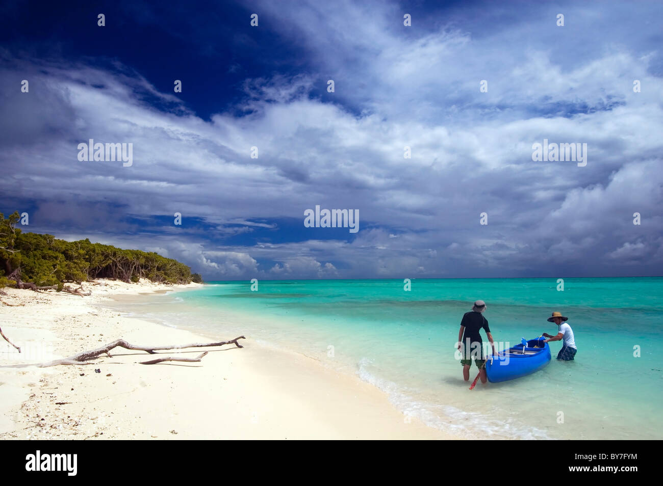 Ragazzi con canoe sulla spiaggia, North West Island, Capricorno Gruppo Bunker, della Grande Barriera Corallina, Queensland, Australia Foto Stock