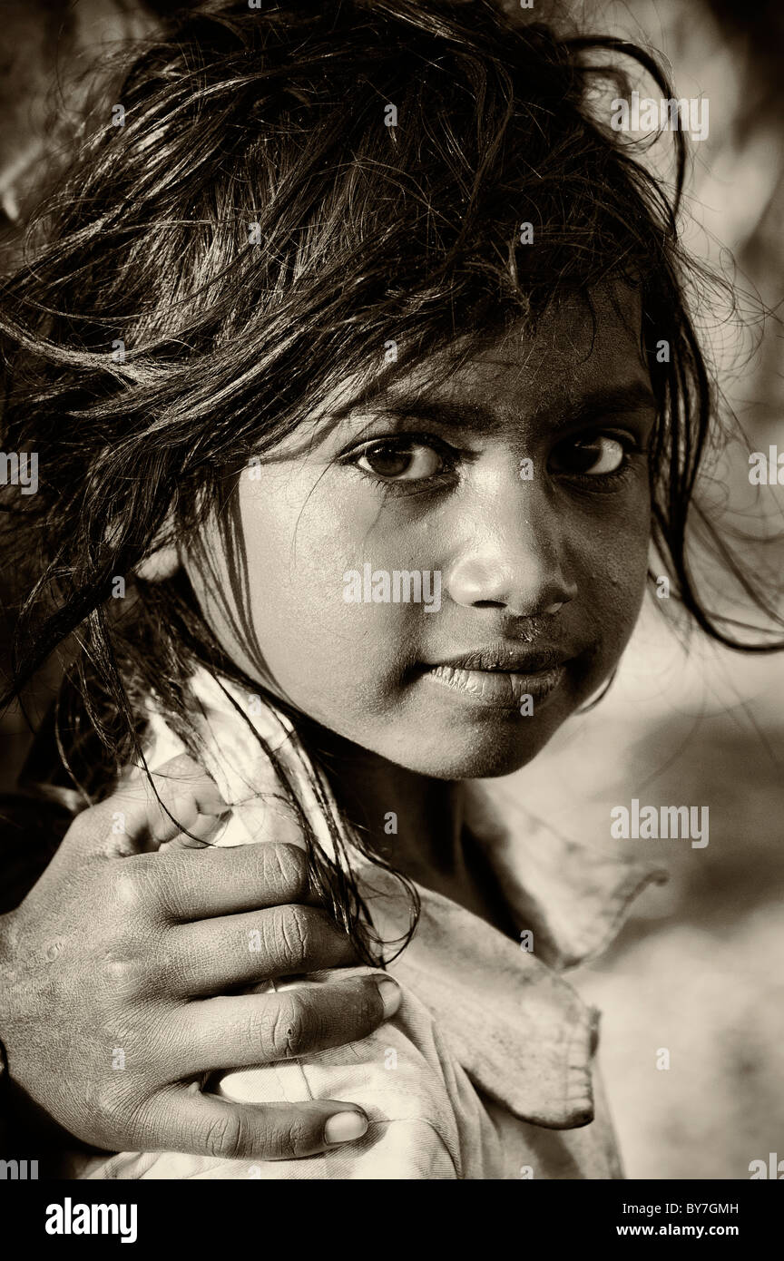 Felice giovani poveri di casta inferiore Indian street ragazza sorridente. Andhra Pradesh, India. Tonalità seppia Foto Stock