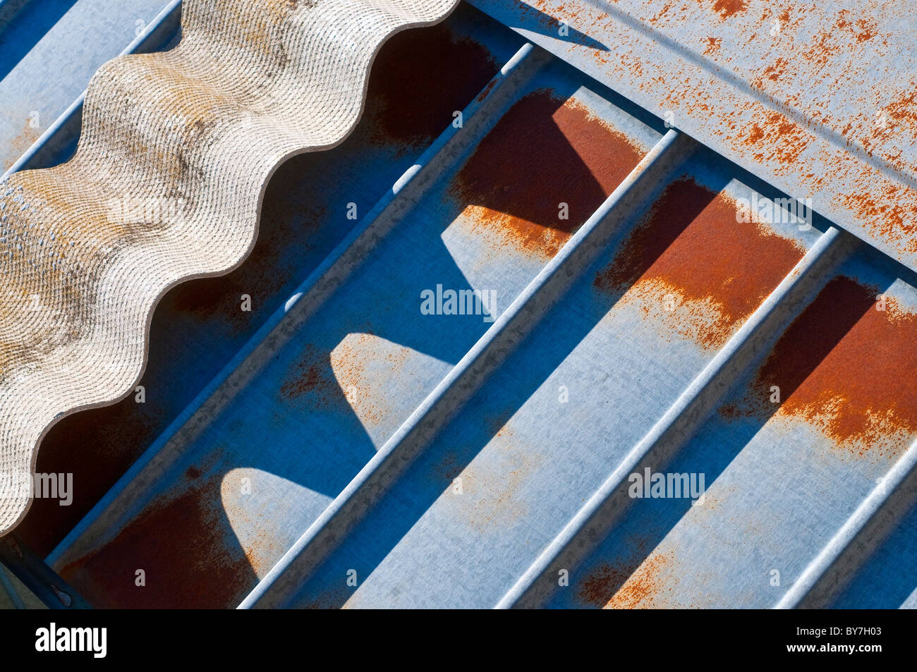 Amianto corrugato e coperture in metallo - Francia. Foto Stock