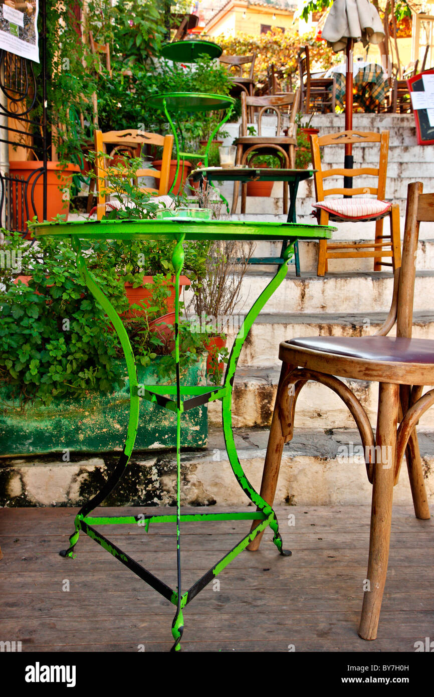 Un pittoresco café, su per le scale di un bellissimo alley nel quartiere di Plaka, Atene, Grecia Foto Stock